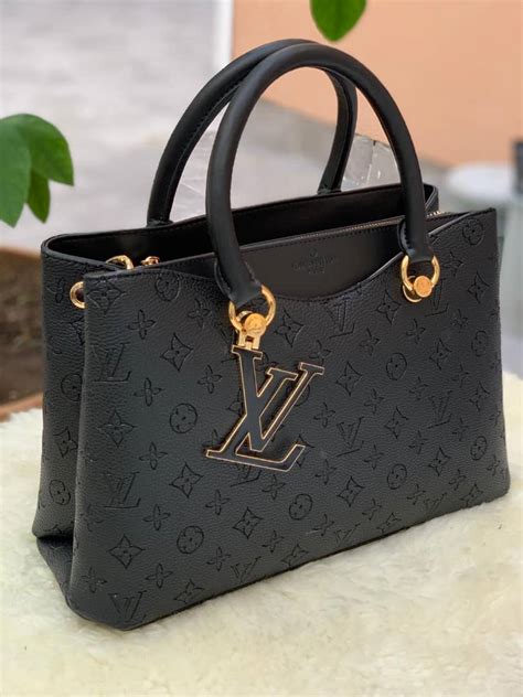 sac bandoulière louis vuitton noir|louis vuitton sac de main.